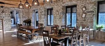 Large renovated house, billiards, foosball, river view, terrace, various activities