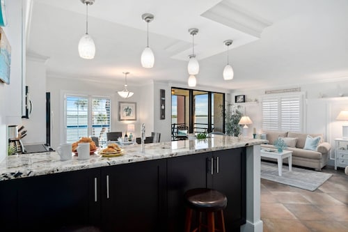 Luxurious Waterfront Escape ~Exterior Entry, 2 Heated Pools/Spas & WiFi; Walk to Shops/Dining