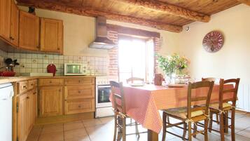 Een koelkast, een microgolfoven, een vaatwasser