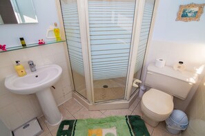 Tina, secadora de cabello, toallas, jabón 