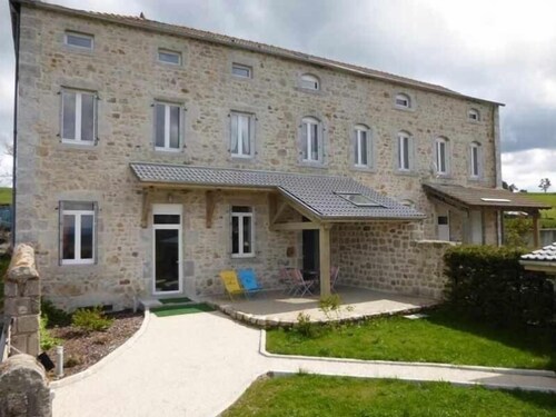 Gîte familial en pleine nature avec cour privée, Wi-Fi et proche randonnées à Le Mas-de-Tence