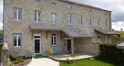 Gßte familial en pleine nature avec cour privée, Wi-Fi et proche randonnées à Le Mas-de-Tence