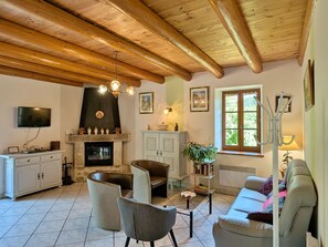 TV, fireplace