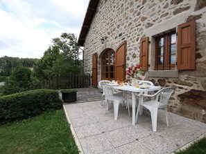 Outdoor dining - Charming Stone House with Creek, Near Medieval Village, Pet-Friendly (Allègre)