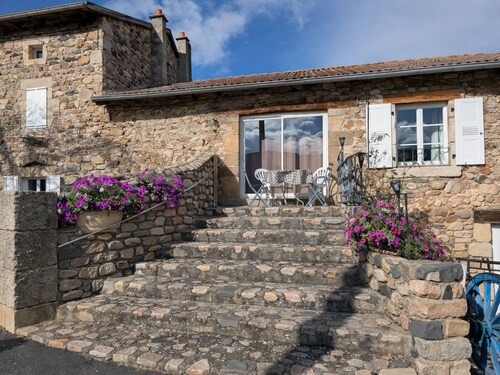 Charming 19th-Century Barn in Quiet Village with Nearby Chateau, Historic Sites & Outdoor Activities