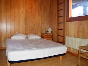 Room - Riverside Chalet with SW Terrace, 2 Bedrooms, Satellite TV, Pets Welcome - Sleeps 6 (Bolquère-Pyrénées 2000)