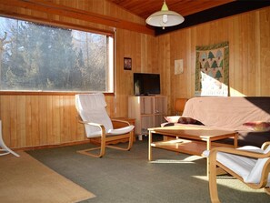 Living area - Riverside Chalet with SW Terrace, 2 Bedrooms, Satellite TV, Pets Welcome - Sleeps 6 (Bolquère-Pyrénées 2000)