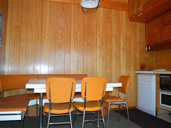 Dining - Riverside Chalet with SW Terrace, 2 Bedrooms, Satellite TV, Pets Welcome - Sleeps 6 (Bolquère-Pyrénées 2000)