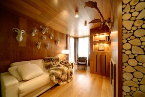 Smart TV, chimenea y videoteca 