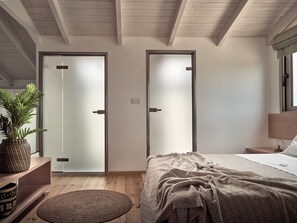 1 habitación, tabla de planchar con plancha y cuna de viaje