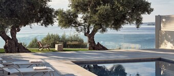 Villa with pool on the edge of the hill