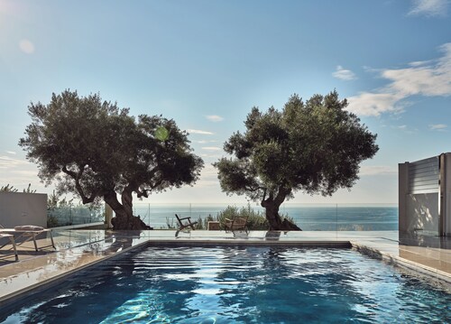 Villa with pool on the edge of the hill