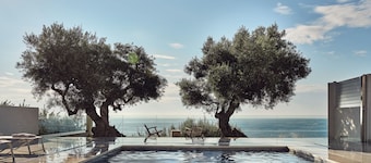 Villa with pool on the edge of the hill