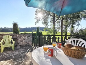 Outdoor dining - Charming cottage in Saint-Romain-Lachalm with terrace, near Dunières (Saint-Romain-Lachalm)