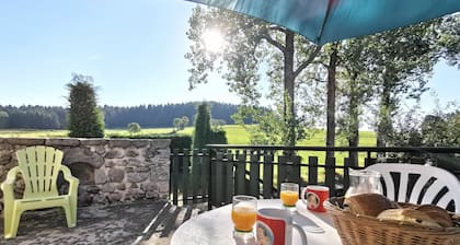Charmantes Ferienhaus in Saint-Romain-Lachalm mit Terrasse nahe Dunières