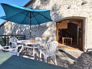 Outdoor dining - Charming cottage in Saint-Romain-Lachalm with terrace, near Dunières (Saint-Romain-Lachalm)