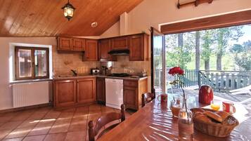 Geladeira, micro-ondas, lava-louças