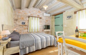 In-room safe, free WiFi, bed sheets - Nice apartment in Zminj with WiFi (Zminj)