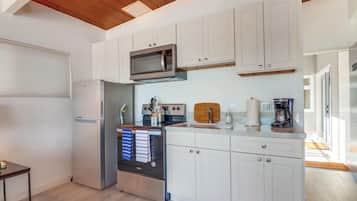 Køleskab, mikrobølgeovn, ovn, kogeplade