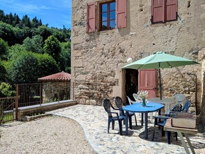Outdoor dining - Charming 10-Person Cottage in Idyllic Saint-Vert Setting (Saint-Vert)