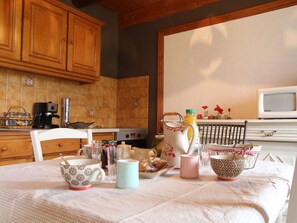 Køleskab, mikrobølgeovn, højstol