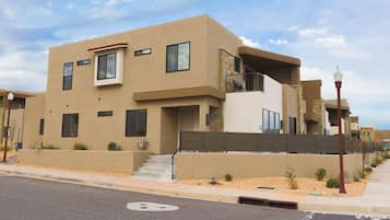 Un bâtiment moderne à deux étages, doté d’un toit plat, de grandes fenêtres et d’un balcon.