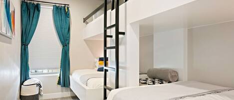 5 bedrooms, iron/ironing board, WiFi, bed sheets