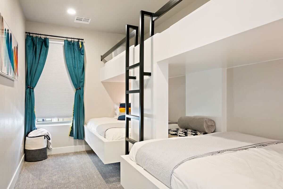 5 bedrooms, iron/ironing board, WiFi, bed sheets