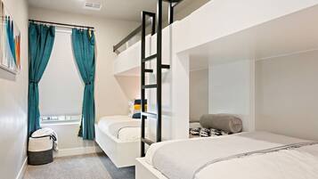 5 bedrooms, iron/ironing board, WiFi, bed sheets