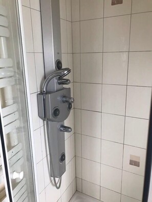 Dusche, kostenlose Toilettenartikel, Haartrockner, Toilettenpapier