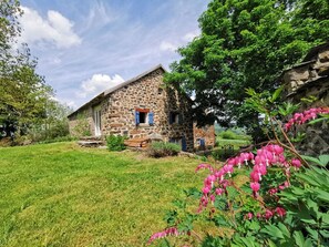 Exterior - Charming Thatched Roof Cottage with Fireplace, Terrace, and Nature Activities Nearby (Saint-Front)