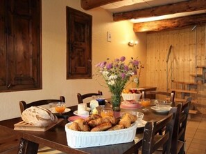 Dining - Charming Thatched Roof Cottage with Fireplace, Terrace, and Nature Activities Nearby (Saint-Front)