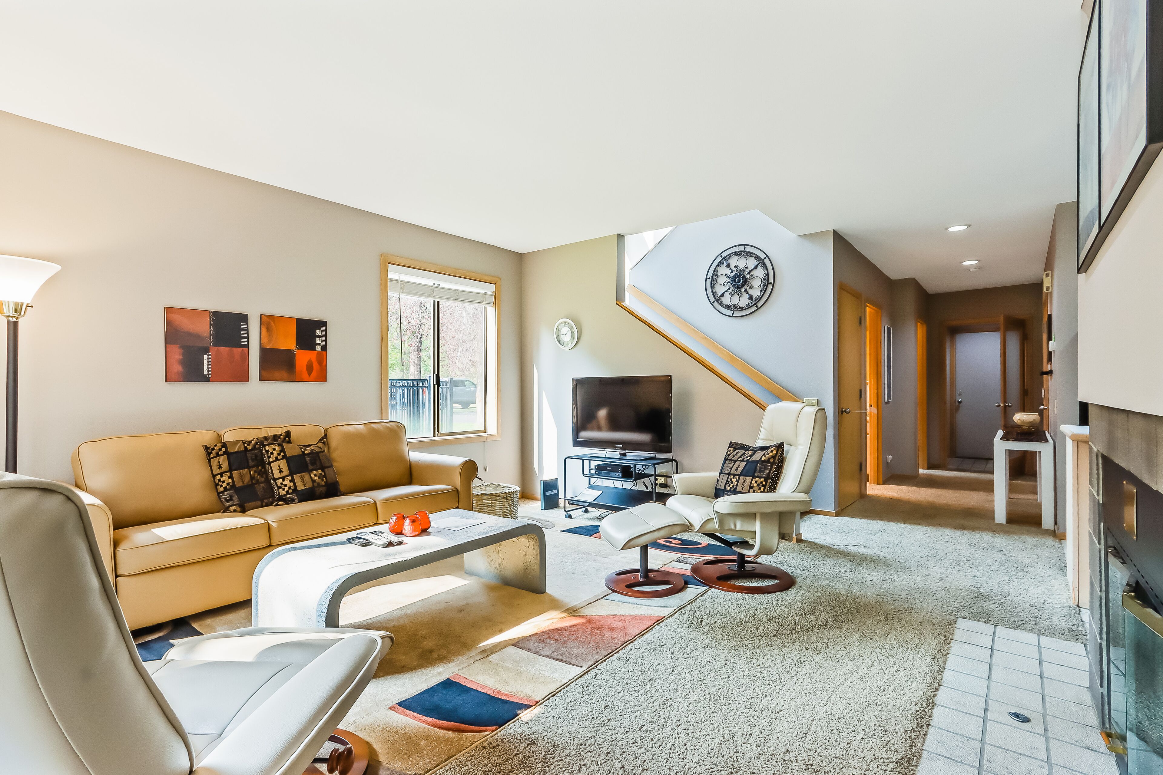 Dog-friendly gem with private hot tub & furnished deck