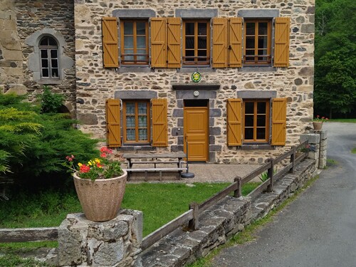 Charmant Gîte Indépendant au Coeur d'un Village de Campagne avec Cour Fermée