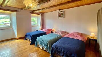 4 chambres, lit parapluie, draps fournis