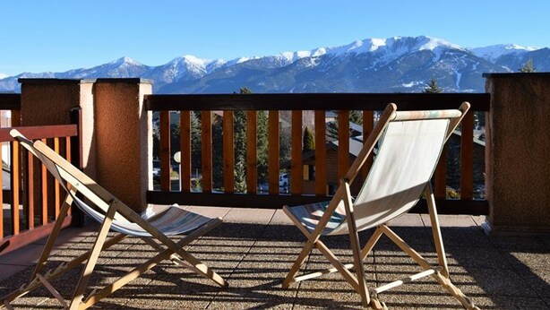 Two wooden lounge chairs on a balcony with a view of snow-capped mountains. - 2-room cabin apartment, up to 6 people, pets allowed in Bolquère (Bolquère-Pyrénées 2000)