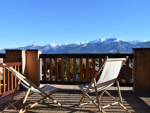 Two wooden lounge chairs on a balcony with a view of snow-capped mountains. - 2-room cabin apartment, up to 6 people, pets allowed in Bolquère (Bolquère-Pyrénées 2000)