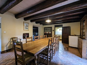 Dining - Family-Friendly Riverside Retreat with Game Room & Terrace in Scenic Allier (Villeneuve-d'Allier)