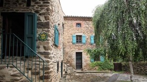 Un edificio in pietra con una scala e un'entrata.