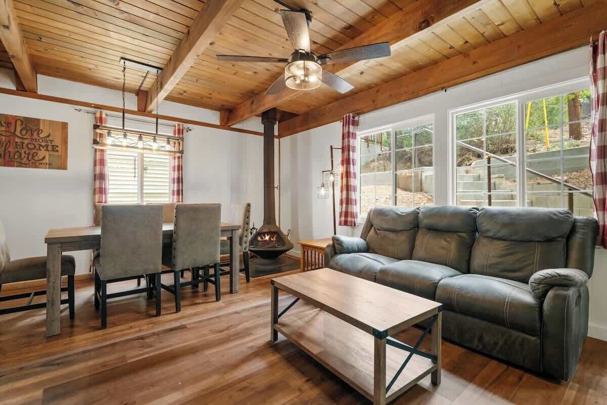 Vista Cottage • Pup Friendly •Spa • Walk to Lake