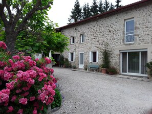 Exterior - Cozy Countryside Getaway with Private Garden, Near St. Jacques de Compostelle Trail (Saint-Georges-Lagricol)