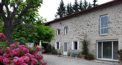 Gßte de charme en Auvergne, cour fermée, jardins privés, BBQ, babyfoot, proche St Jacques de Compostelle