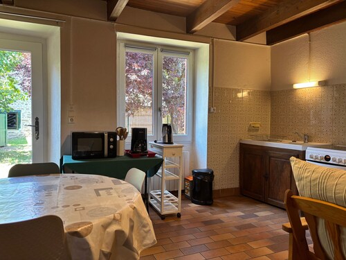 Charmante maison de village avec cour fermée, proche gorges et sites médiévaux, idéale pour découvrir 3 départements