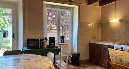 Charmante maison de village avec cour fermée, proche gorges et sites médiévaux, idéale pour découvrir 3 départements