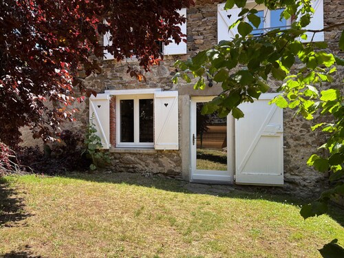 Charmante maison de village avec cour fermée, proche gorges et sites médiévaux, idéale pour découvrir 3 départements