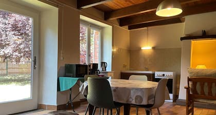 Charmante maison de village avec cour fermée, proche gorges et sites médiévaux, idéale pour découvrir 3 départements