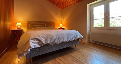 Charmante maison de village avec cour fermée, proche gorges et sites médiévaux, idéale pour découvrir 3 départements