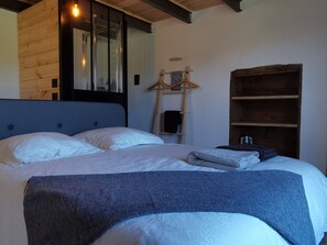 1 bedroom, bed sheets - Renovated vineyard house in Langeac, nature and hiking (Langeac)