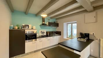 Een koelkast, een microgolfoven, een vaatwasser