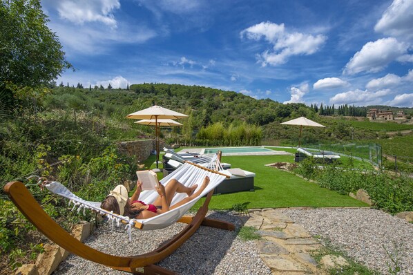 Property grounds - AMORE RENTALS - Villa Bellaflore with 3 Private Pools, Garden, Terraces and Parking (Panzano)